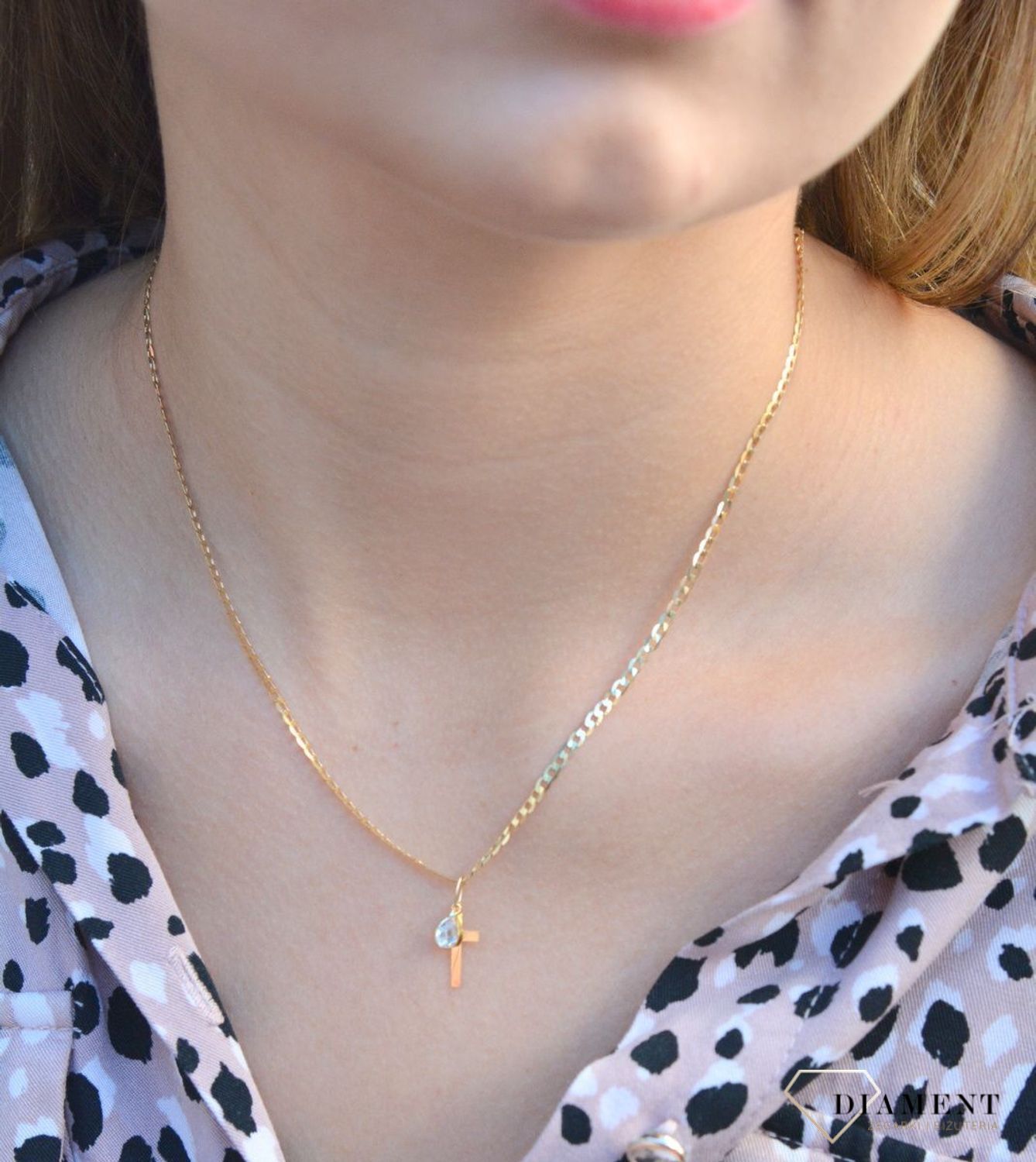 Złota zawieszka na łańcuszek krzyżyk z białą cyrkonią ZA 4698. Złoty wisiorek krzyżyk z wizerunkiem Pana Jezusa to biżuteria sakralna, która sprawdzi się jako prezent na takie okazje jak chrzest, bierzmowanie czy komunia..jpg